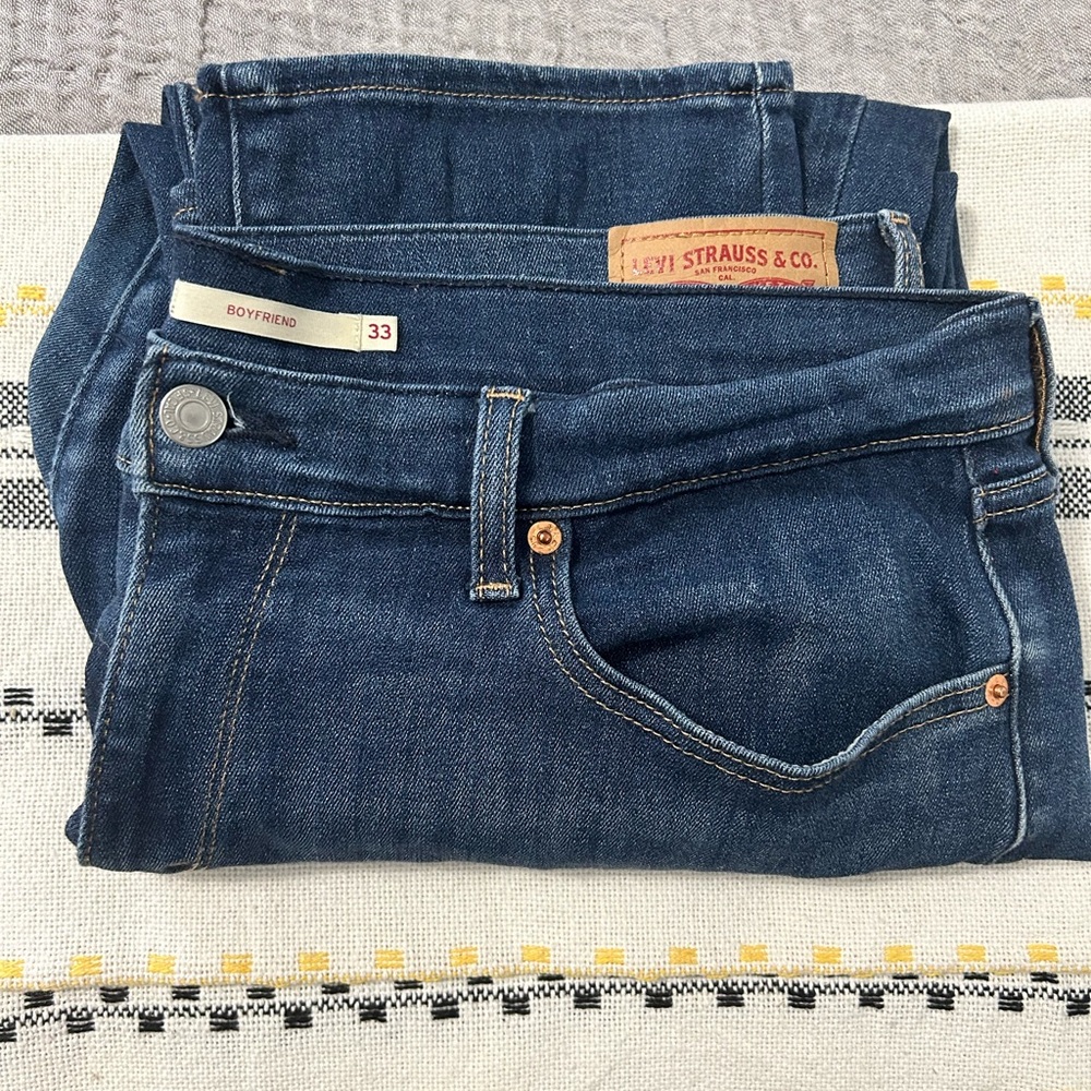 Women’s Levi boyfriend Jean with slight distressing